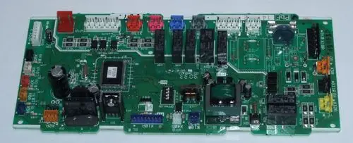 Hauptplatine mit verschiedenen Komponenten und Anschlüssen, verwendet in Daikin-Geräten, insbesondere für Heiz- und Kühlsysteme.